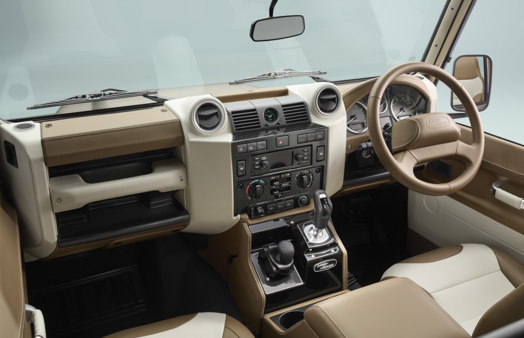 越野路華(Land Rover)Classic Defender 90 Softop可按客人要求訂製不同內外顏色及質料配搭,包括40種車漆、13種車廂皮革及4種軟頂帆布顏色可選擇。