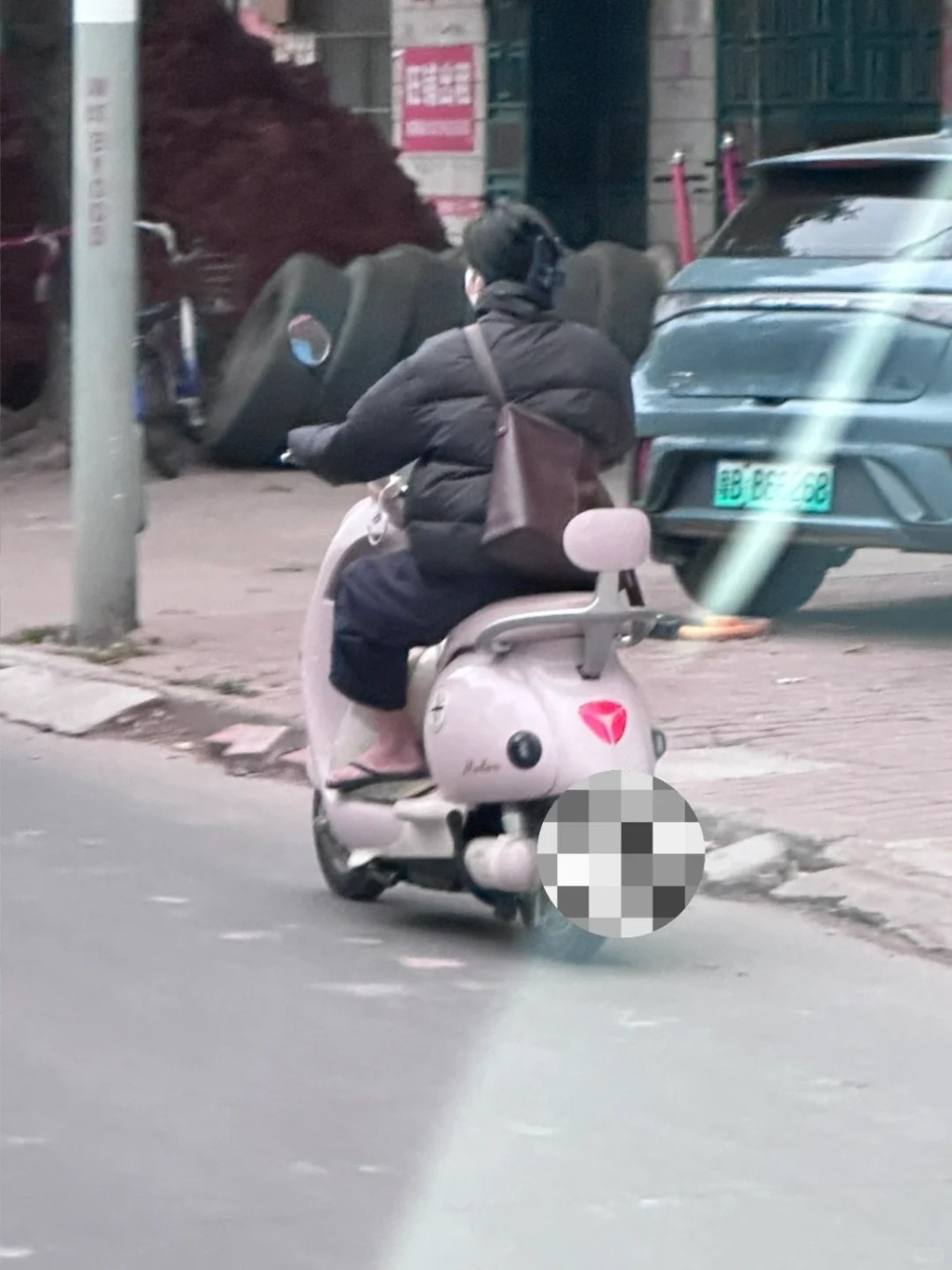 网民关心这波冷空气,会否再出现「羽绒服加拖鞋」的广式穿搭。小红书 网民关心这波冷空气,会否再出现「羽绒服加拖鞋」的广式穿搭。小红书