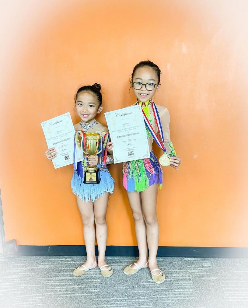 二女林熹兒（右）和三女林機兒自細於香港藝術體操專業學院上體操班，早已達比賽級別及預備組。