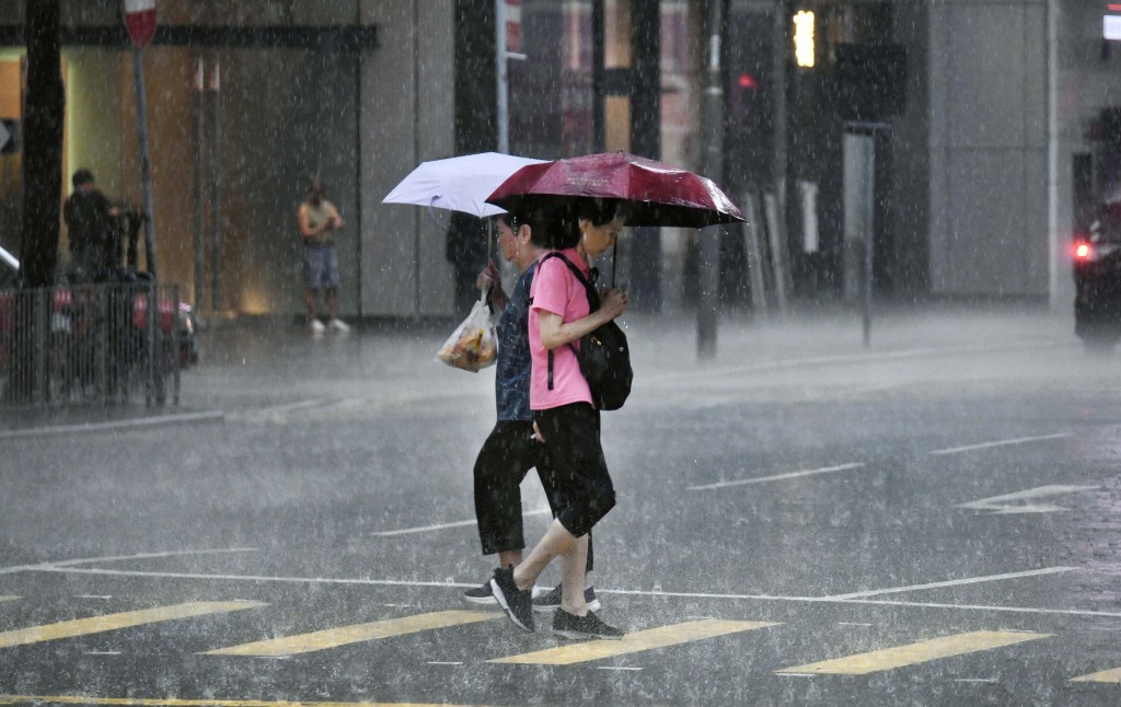 昨日(29日)發出的黑雨警告生效近2小時。 昨日(29日)發出的黑雨警告生效近2小時。