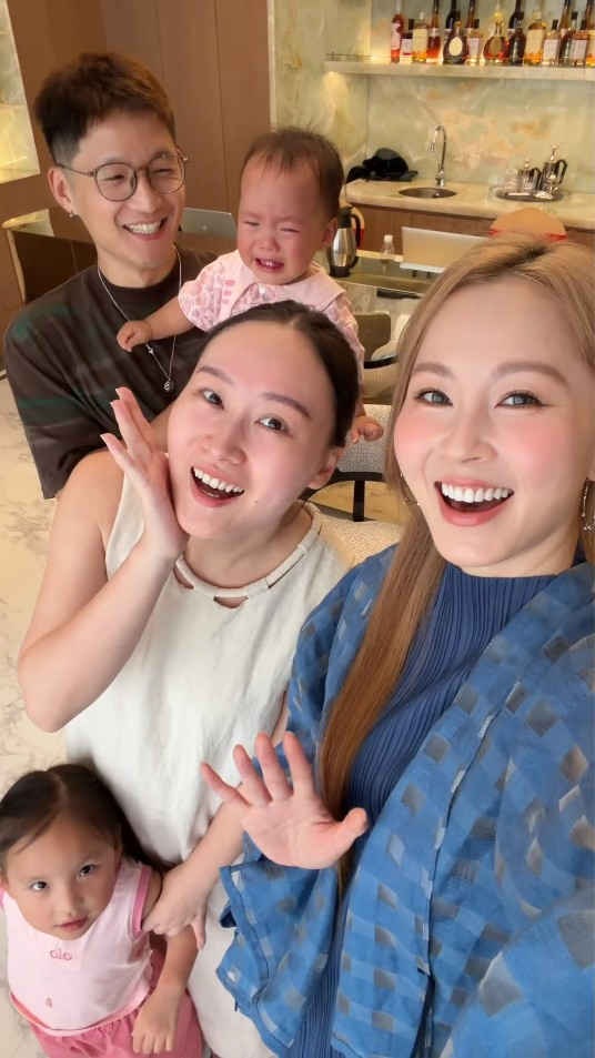 傅穎與姪女外貌相似，家族基因強大。