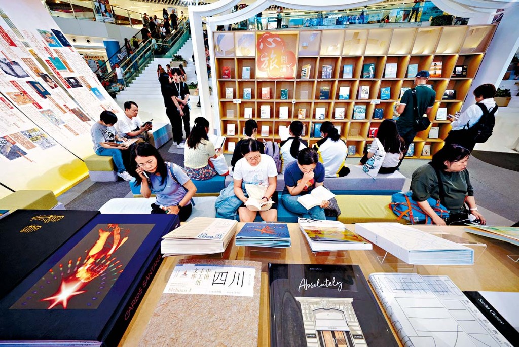 「2026香港閱讀+」之「閱讀嘉年華」會場特設「閱讀心旅」五大展區，設有38場親子活動及工作坊，包括故事分享、創意藝術工作坊、角色見面會等等。