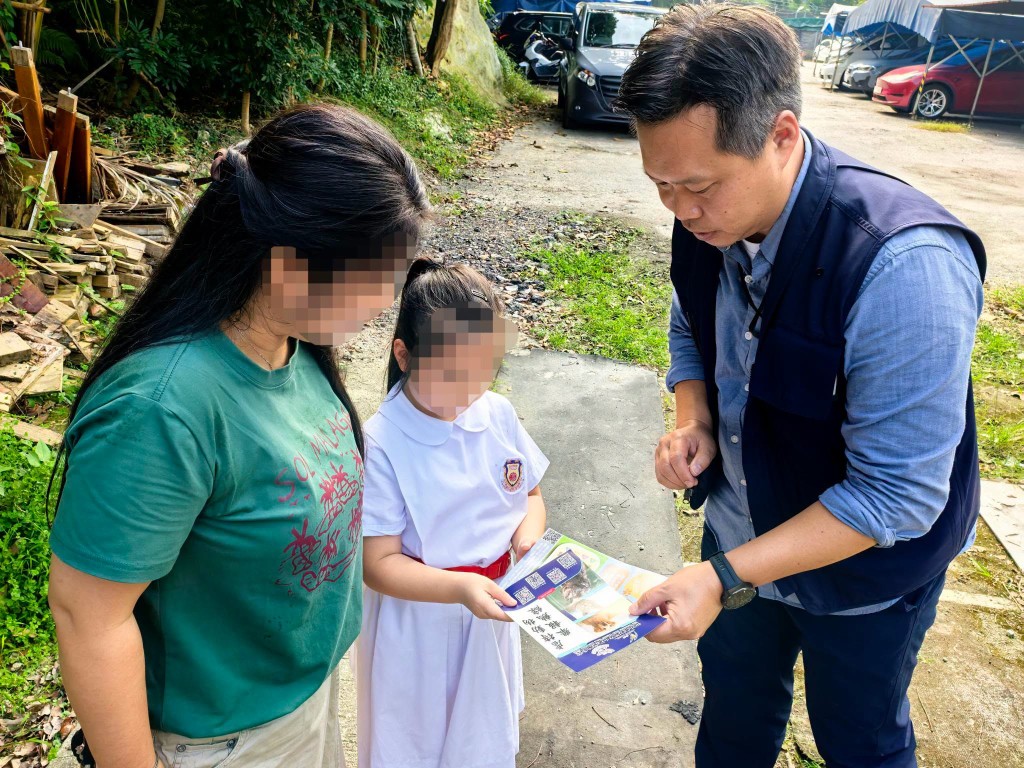 警方聯同地區人士向村民宣傳防止殘酷對待動物。FB:屯門警區 警方聯同地區人士向村民宣傳防止殘酷對待動物。FB:屯門警區
