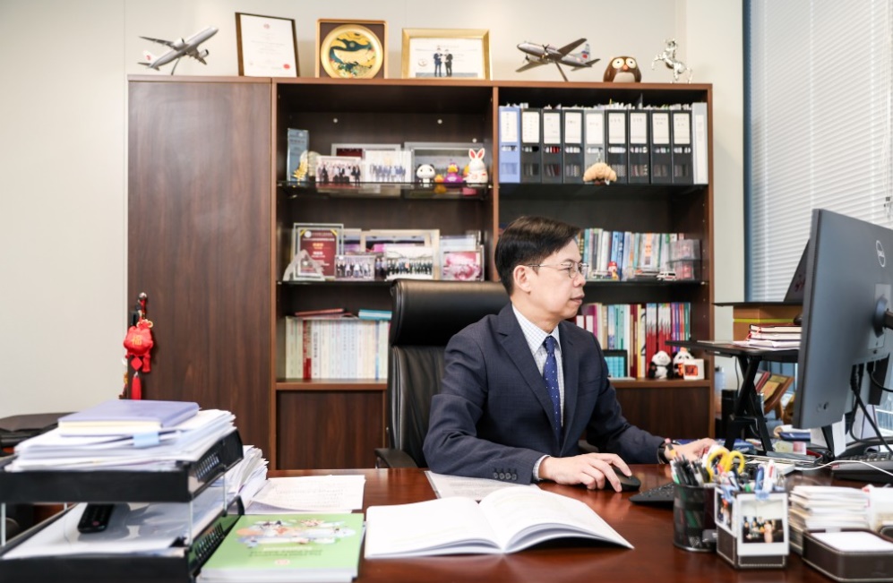 陈振英是现届立法会财委会主席。
