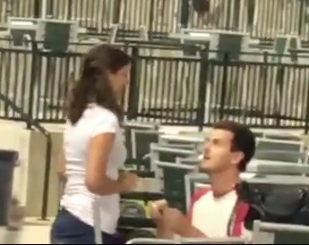 癡情男精心準備球場求婚慘遭拒絕。影片截圖