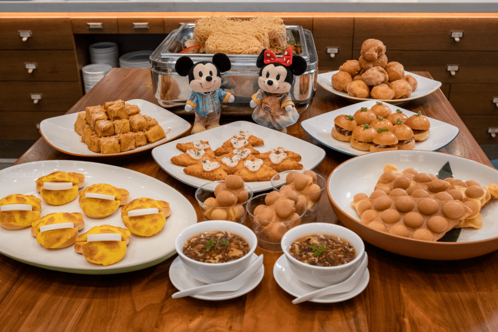 迪士尼探索家度假酒店的芊彩餐厅亦推出全新下午茶自助餐「香港下午茶点三点三」。