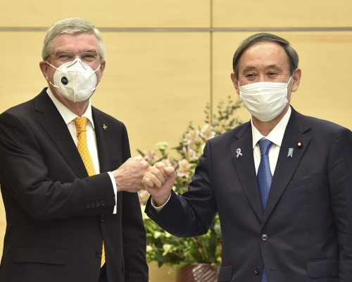 巴赫(左)有信心開放觀眾入場。AP
