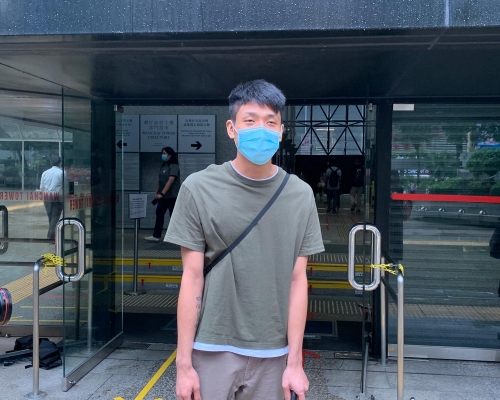 鄒家成在社交網站表示,有部分案中被告今往灣仔警總領取交付文件。資料圖片