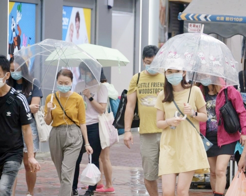 明日將有幾陣狂風驟雨及雷暴。資料圖片