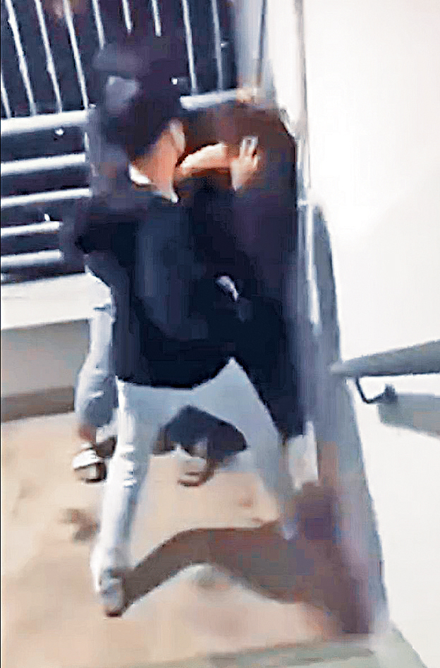 兩名少年在公屋後樓梯狂毆一名長髮少女，影片短短30秒間少女捱打過百下。