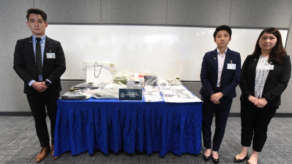 15歲少年騙徒校內招攬學長上門收騙款 警瓦解兩犯罪集團拉13人。黃文威攝