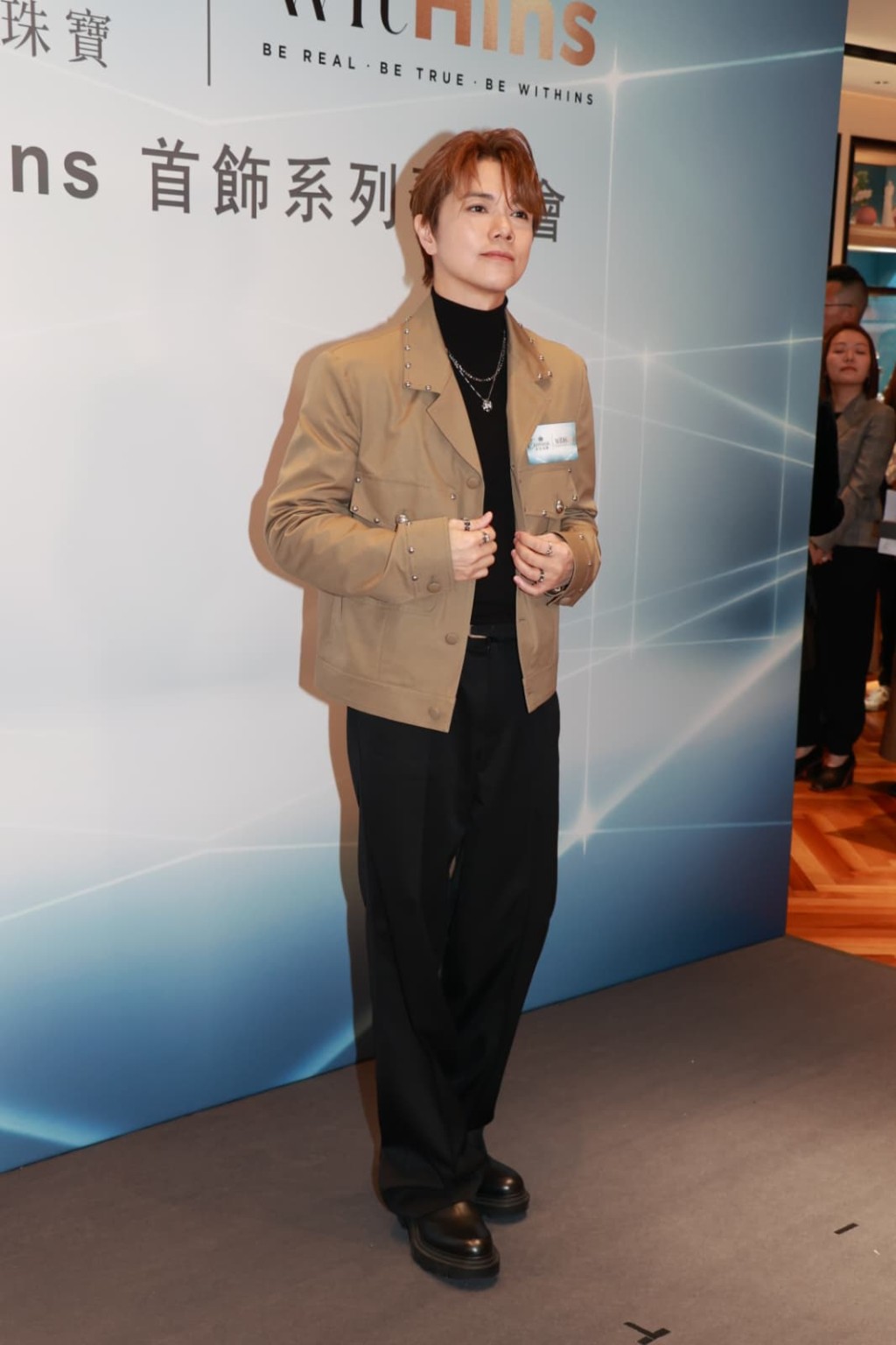 軒仔唔愁感情空白。 軒仔唔愁感情空白。