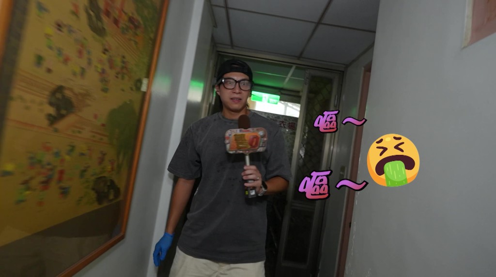 坤哥在走廊上忍不住嘔吐。 坤哥在走廊上忍不住嘔吐。