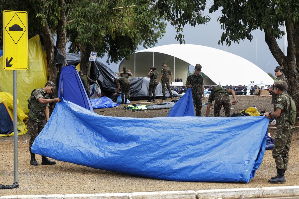 在博索納羅支持者衝進巴西首都政府大樓的第二天，士兵們幫助清理了其支持者在巴西利亞軍隊總部外設立的營地。AP