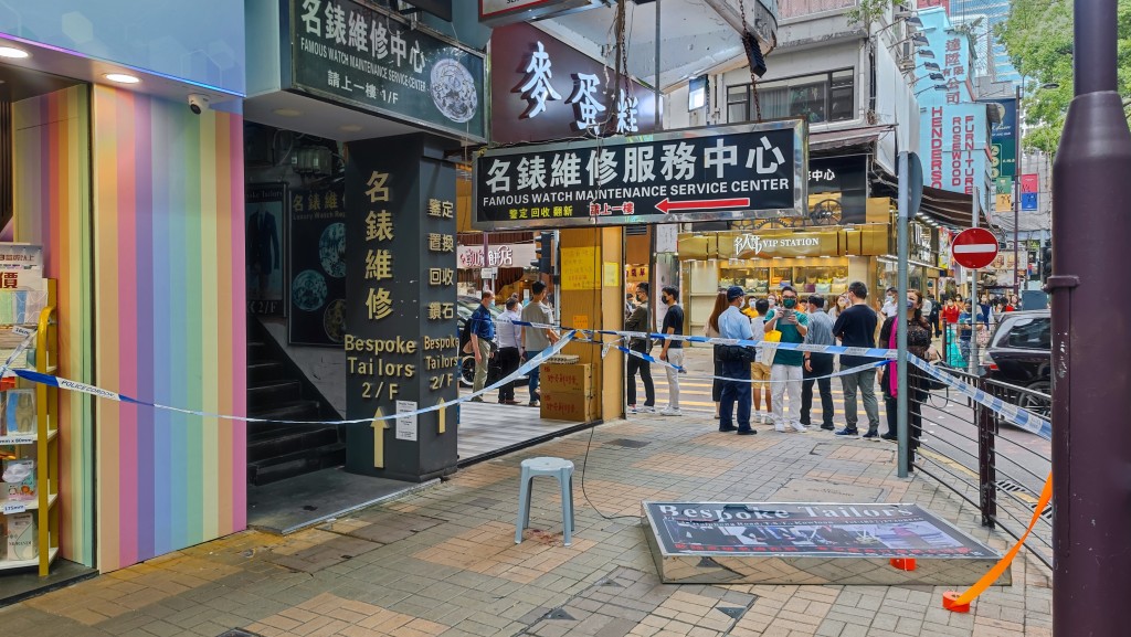 招牌墮到海防道行人路，警員封鎖調查。梁國峰攝