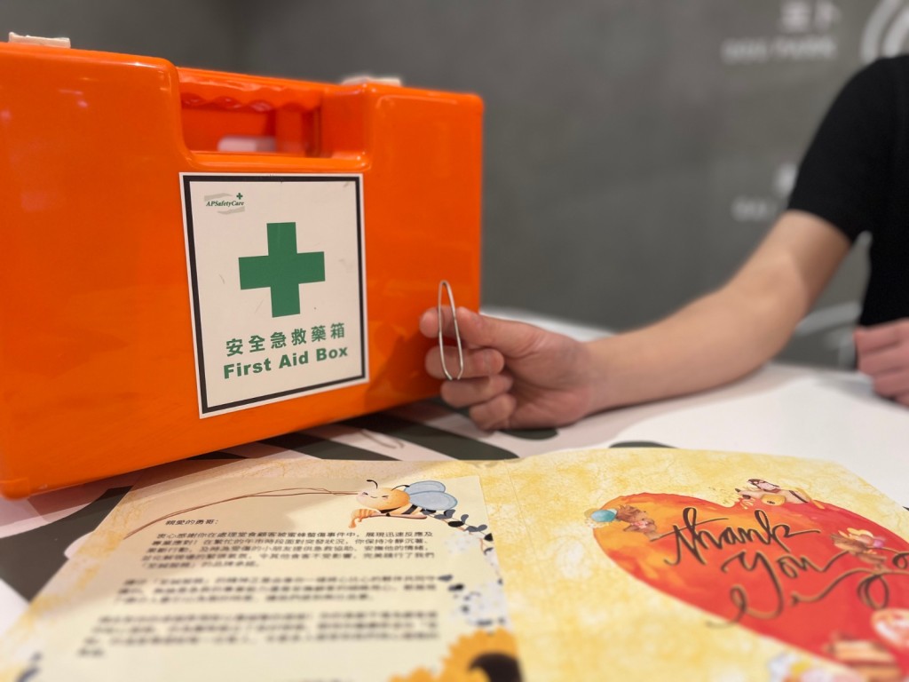 勇哥到附近藥房購買醫用鑷子,拔出留在男孩皮膚內的螫針。 勇哥到附近藥房購買醫用鑷子,拔出留在男孩皮膚內的螫針。
