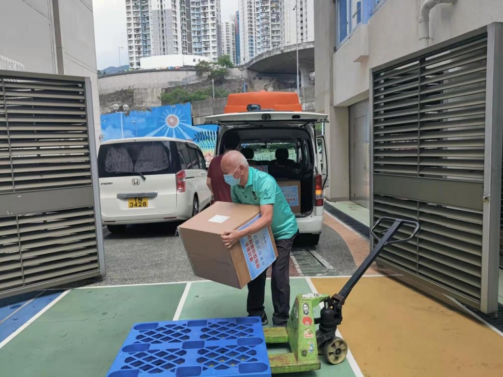 70歲的退休警員義工搬運抗疫物資。網上圖片