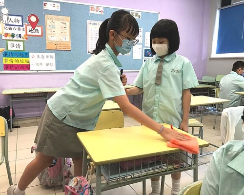 學生須在放學前,清潔自己的座位。