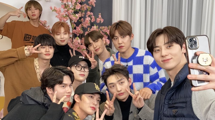 Wanna One 10名成員日前合體商議舞台,久違的合照。