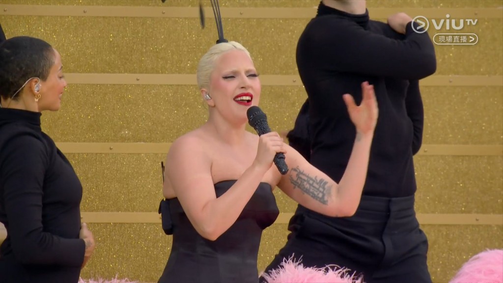 Lady Gaga演出投入，帶動現場氣氛。