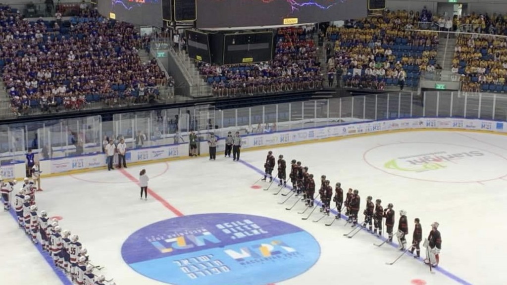 耶路撒冷佩斯竞技场（Pais Arena ）马加比厄运动（Maccabiah）的冰球比赛座无虚席。国际冰总 