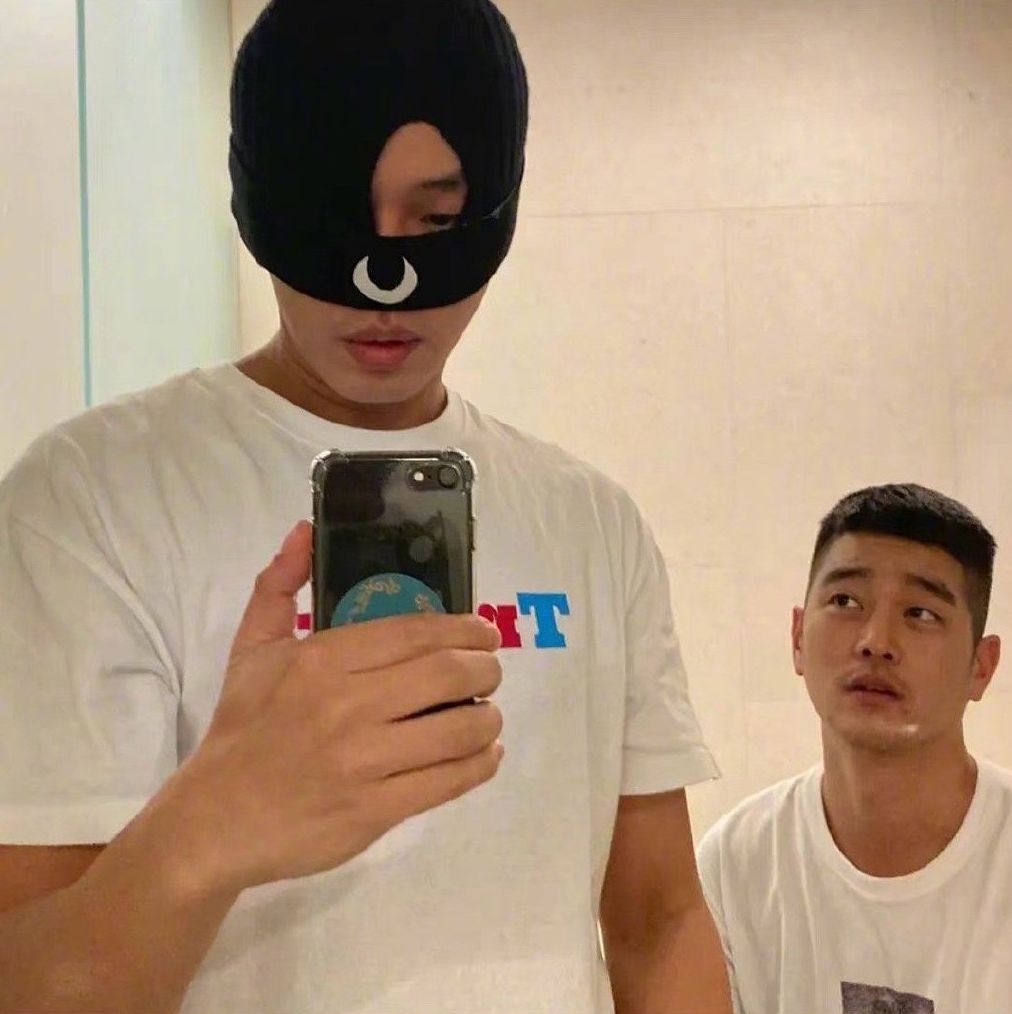 劉亞仁上載一名男子的合照，疑似是其男友。