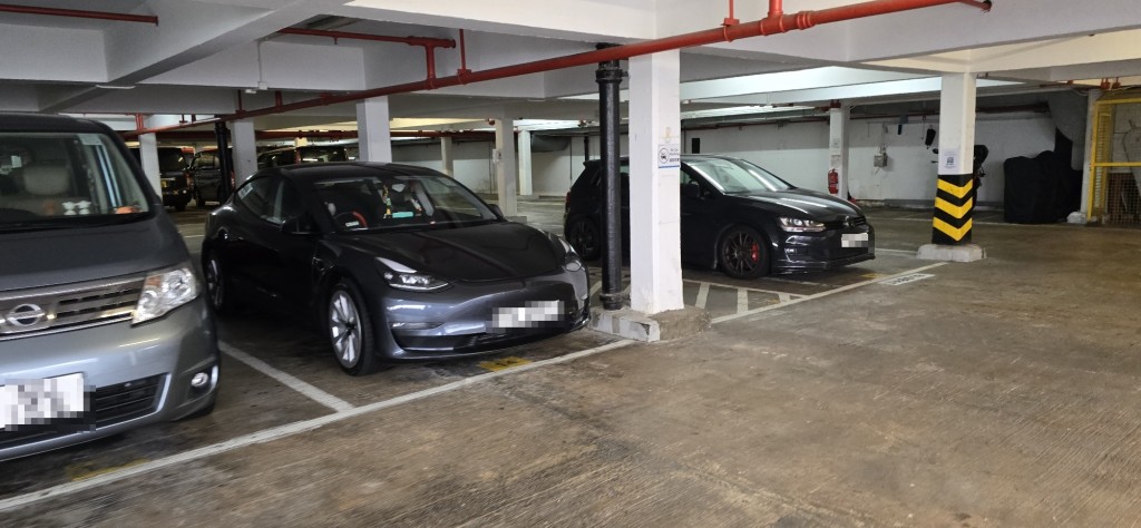 富山邨停車場停泊的高檔車包括Tesla電動車。