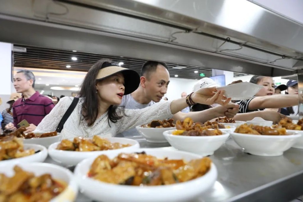 國慶中秋長假，各地政府機關食堂向民眾開放。