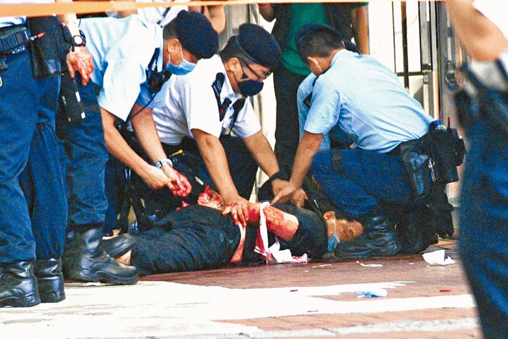 去年七月一日,疑兇於銅鑼灣刺警後自插胸口身亡。