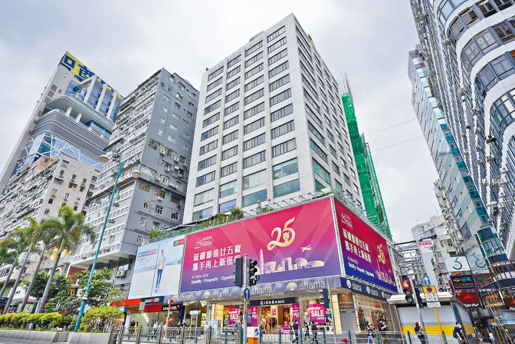 霍英東家族旗下尖沙嘴文遜大廈以逾15億易手,轉讓予霍震宇及霍麗娜等人。