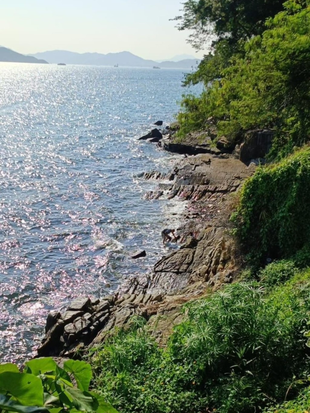 現場為西環域多利道外海邊礁石。FB:西區少年警訊 現場為西環域多利道外海邊礁石。FB:西區少年警訊