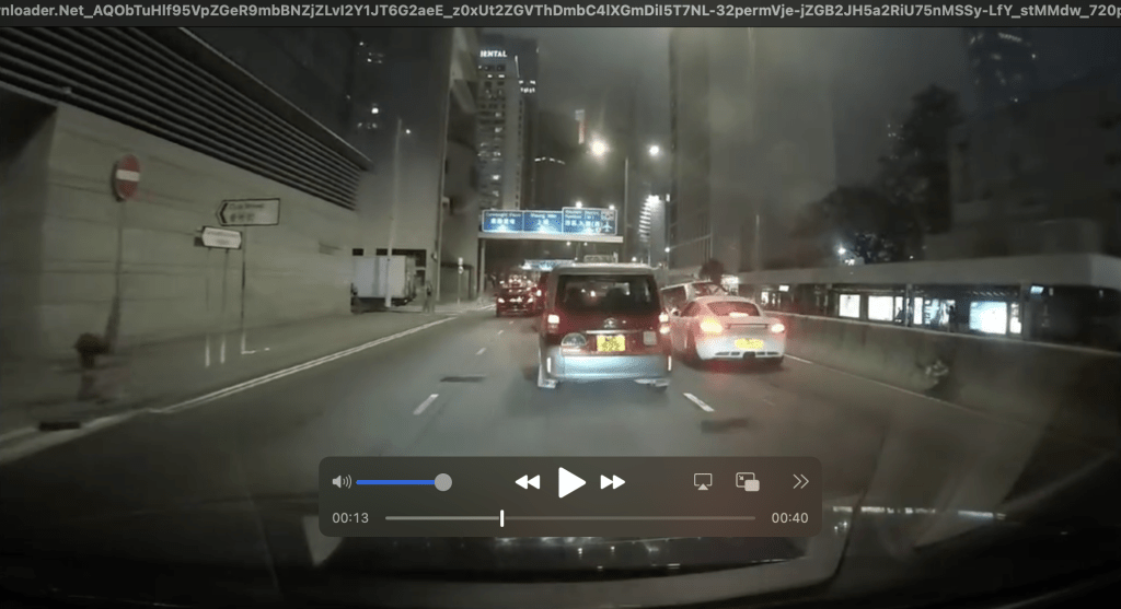 保時捷再的士推前約10米。FB車cam L(香港群組)影片截圖 保時捷再的士推前約10米。FB車cam L(香港群組)影片截圖