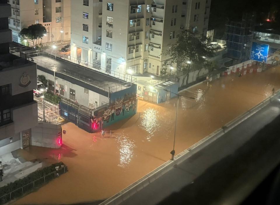 有途人需要涉水而行。網上圖片