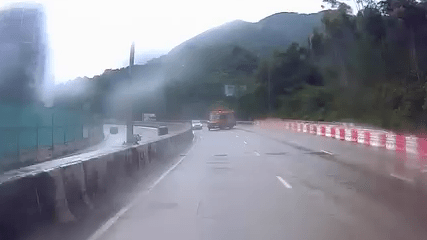 後方車輛驚險避過一劫。 後方車輛驚險避過一劫。