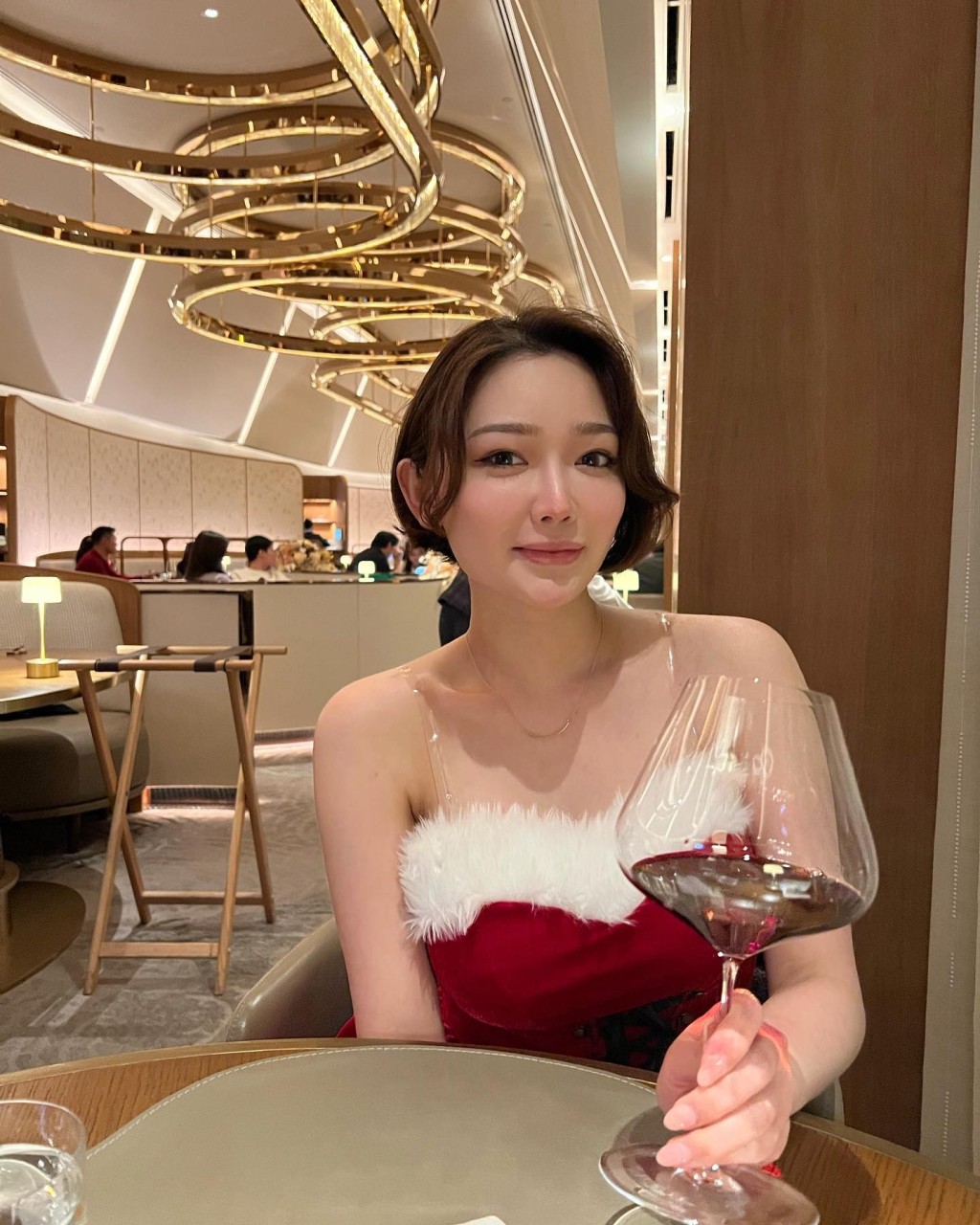 程美段淡出幕前,轉投保險業。 程美段淡出幕前,轉投保險業。