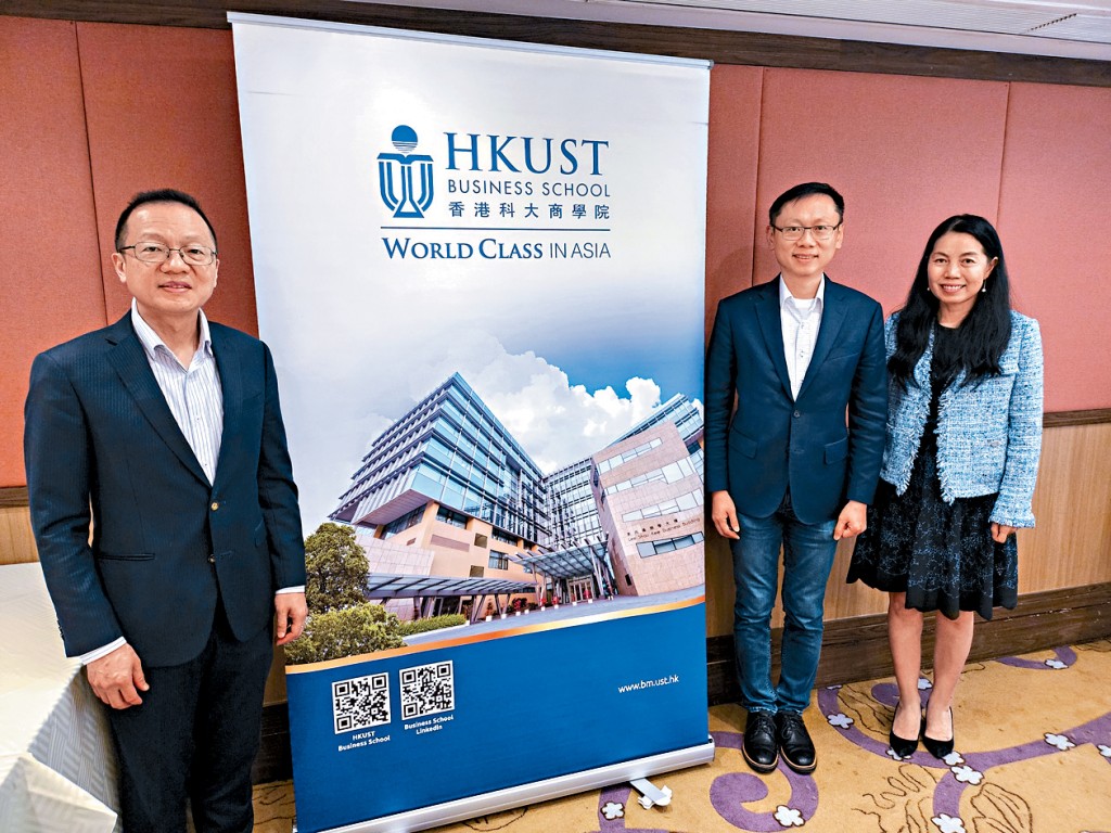 科大商學院署理院長許佳龍(右二)表示,今年商學院與清華大學五道口金融學院合作,首度推出中英雙語DBA課程,已於8月開課。