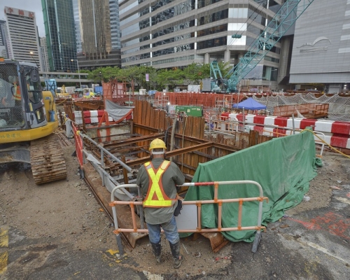路政署已要求港鐵暫停挖掘會展站相關挖掘工程。黃賢創攝