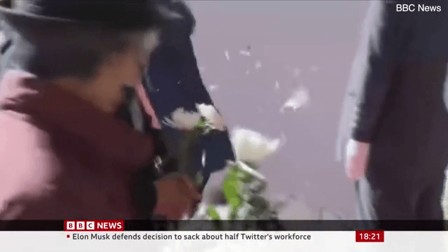 罹難者母親毀花牌，花瓣四濺。BBC新聞截圖