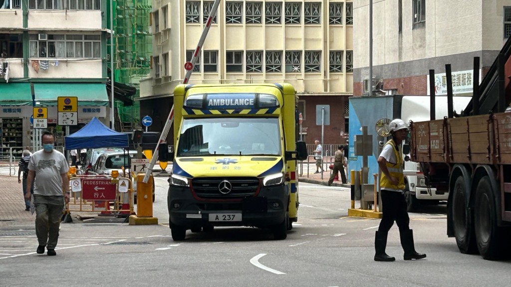 救護車將受傷男工送院。蔡楚輝攝 救護車將受傷男工送院。蔡楚輝攝