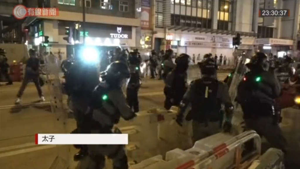 防暴警察清拆路障。有線新聞截圖