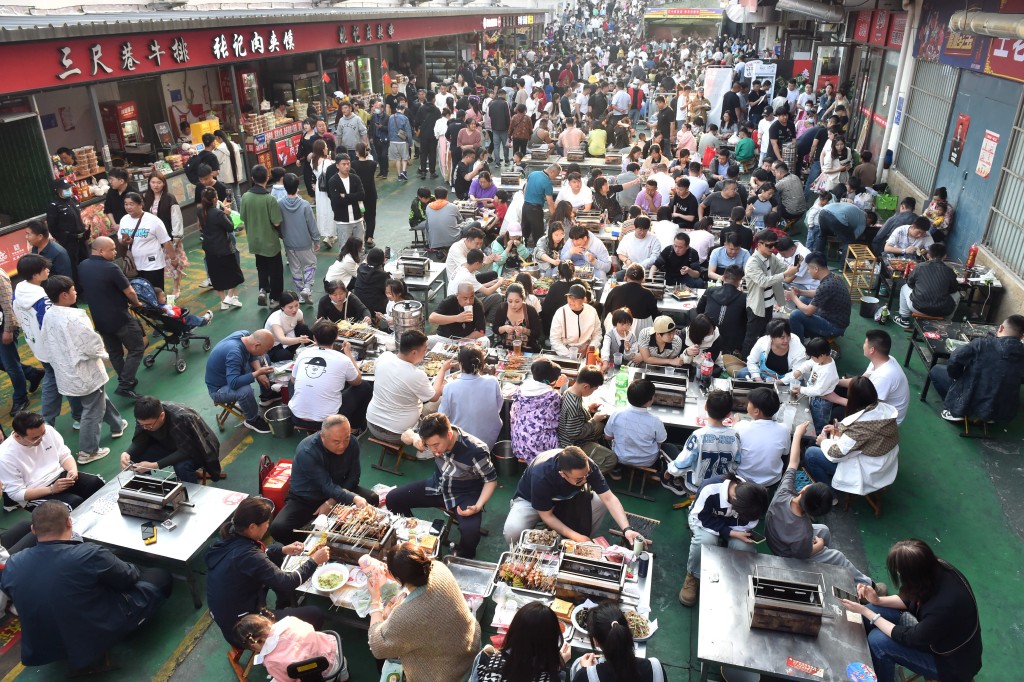 「你去淄博吃燒烤了嗎？」等相關話題衝上了熱搜榜。