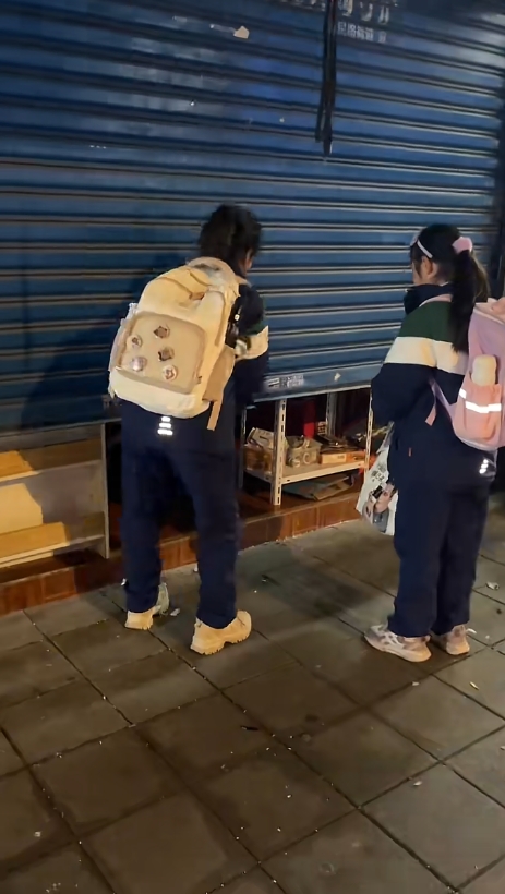 女童和妹妹一起“收舖”。