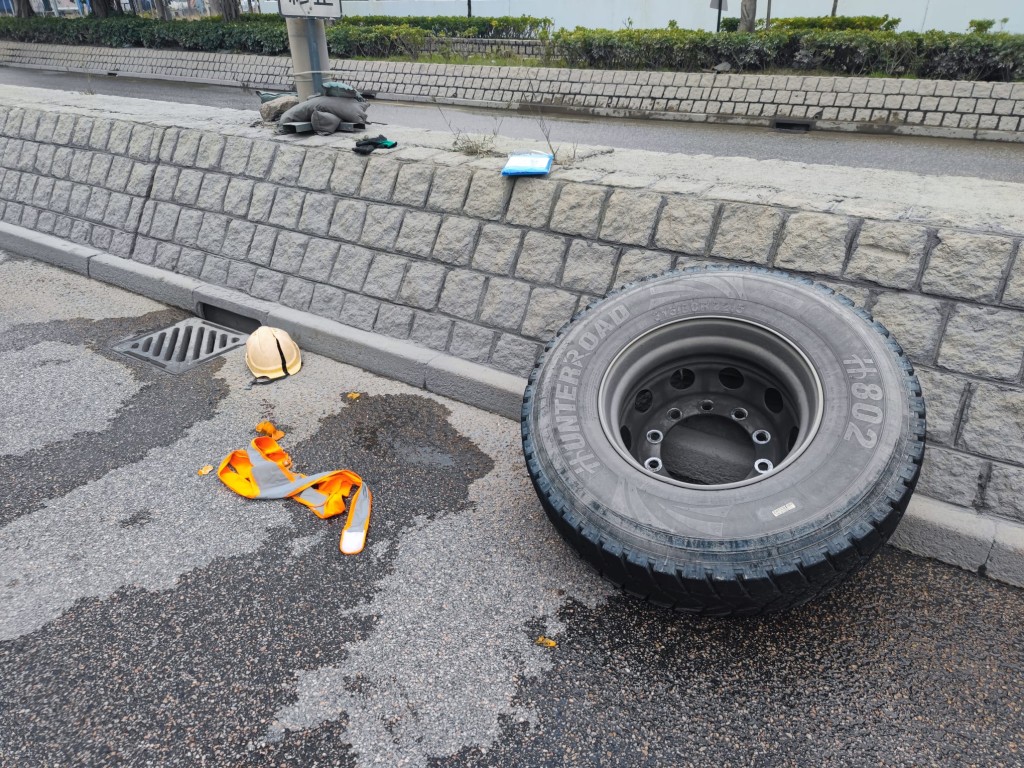 泥頭車行駛期間左邊尾部一個車轆突然飛脫。林思明攝
