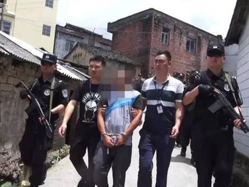 民警將蔣男帶往埋屍處。網圖