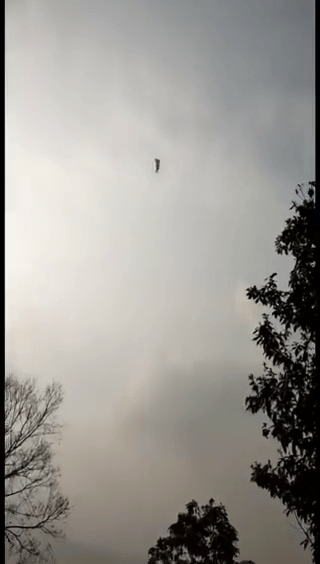 空中的热气球快速坠落。