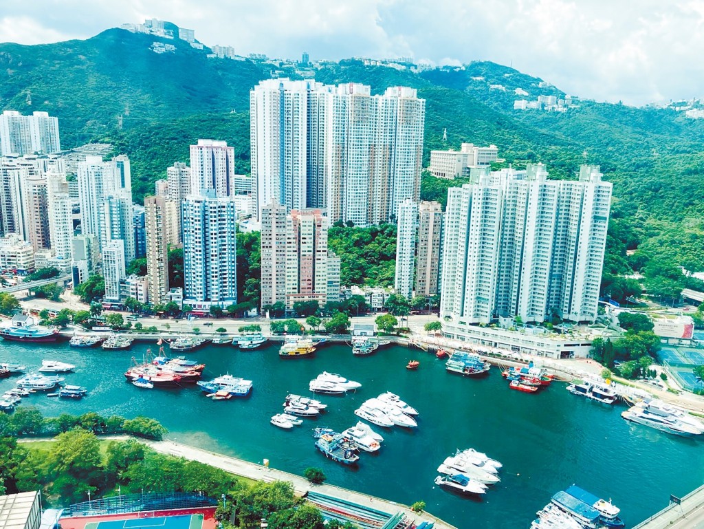 窗戶可飽覽香港仔南避風塘，遠望青綠山巒，環境舒適怡人。