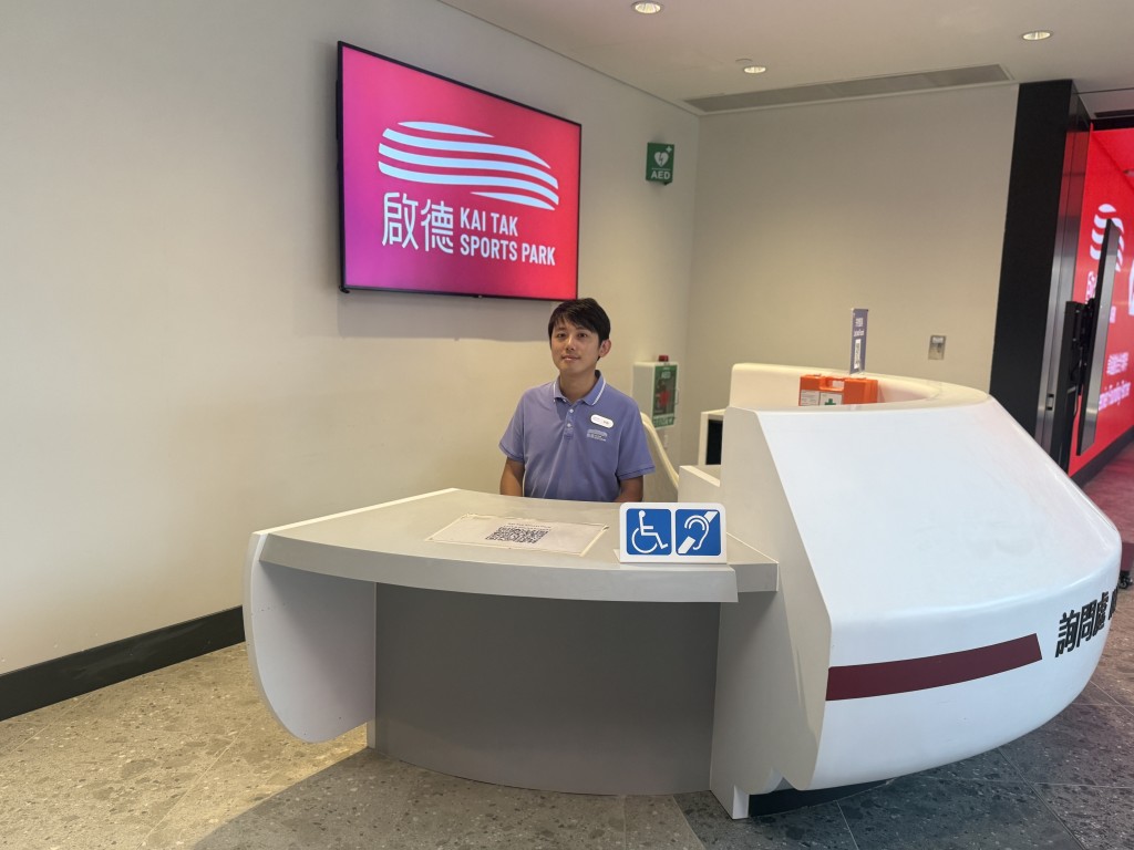 啟德體育園配備低櫃枱等設施，全面照顧不同需要人士。