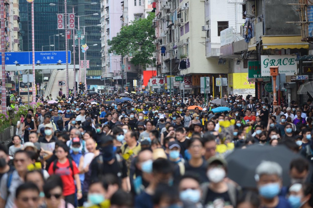 示威者沿長沙灣道北行
