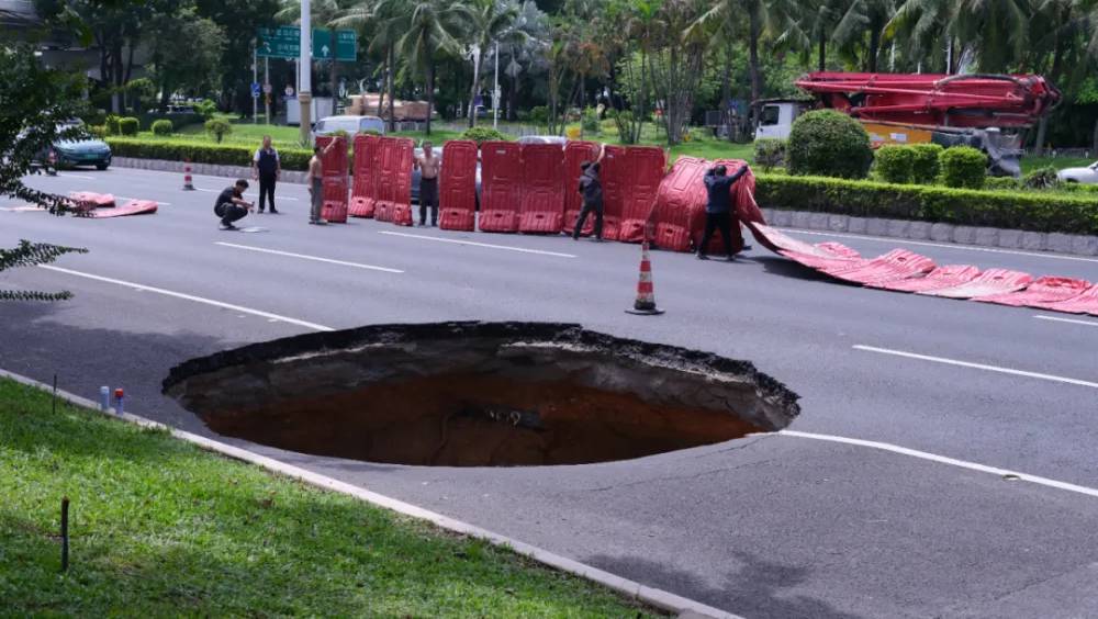 深圳濱海大道地陷。 南方都市報