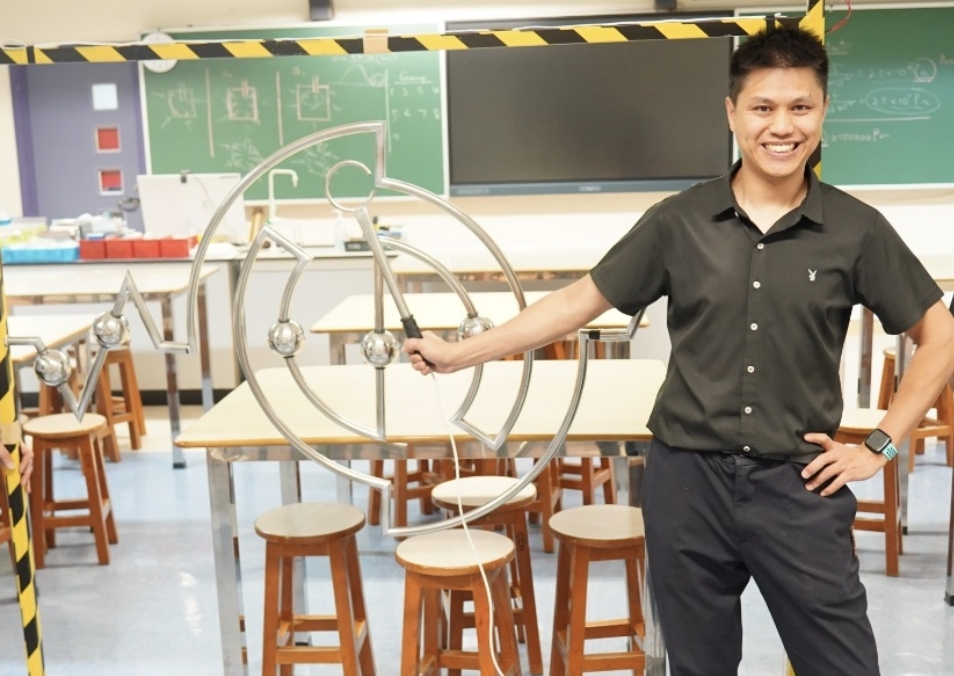 今日由香港中文大學校友會聯會陳震夏中學物理科主任葉創權，講解物理科的溫習技巧。（圖片由受訪者提供）